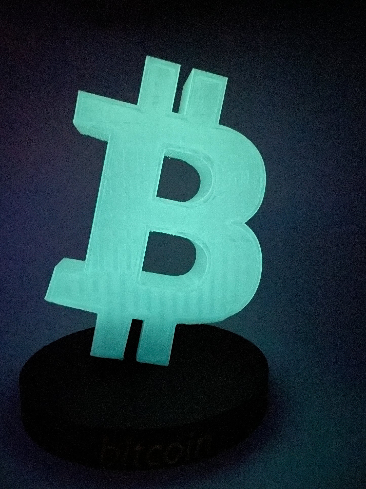 3D-Druck Bitcoin-logo mit Sockel, fluoreszierend
